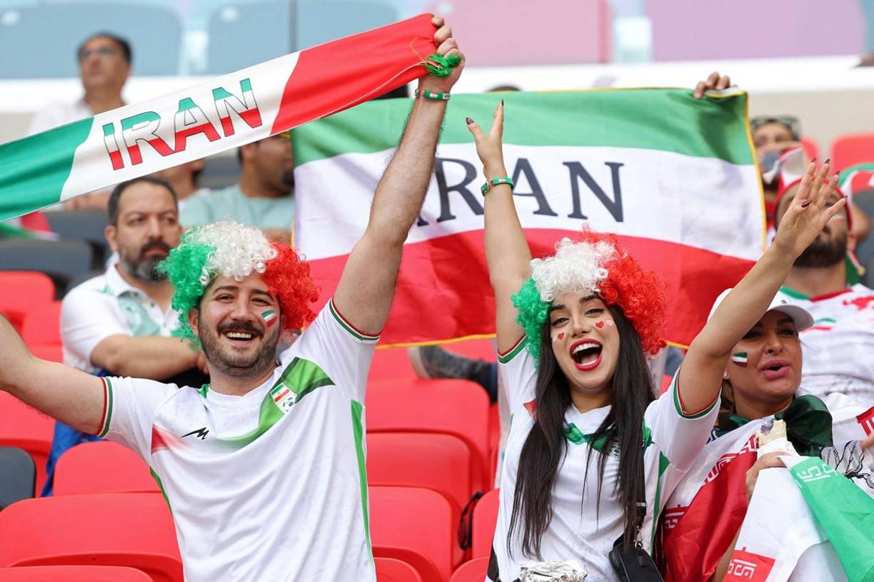 Un gran ambiente pusieron los aficionados de Irán en el partido ante Gales.