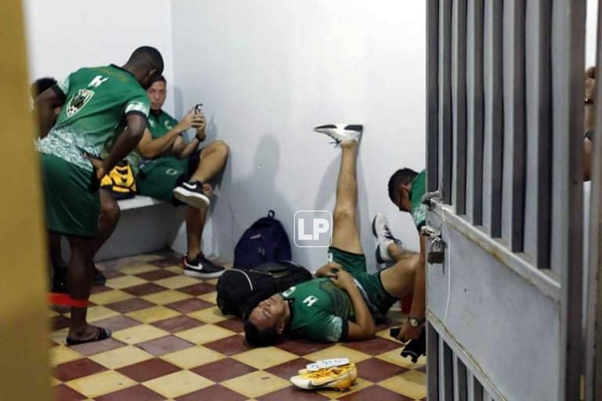 ‘Rambo‘ también colocó sus piernas arriba contra la pared que sirve para aumentar el flujo sanguíneo en todo el cuerpo, una postura que utilizaba Diego Maradona.