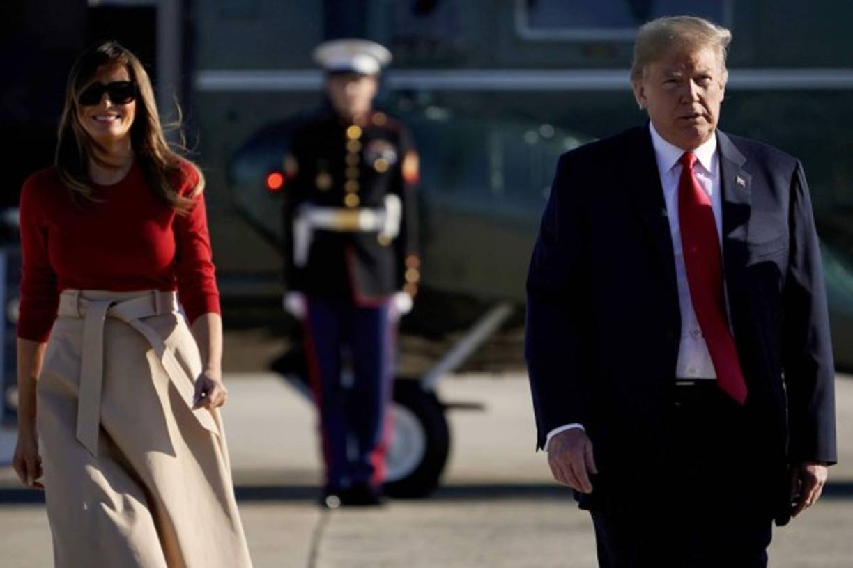 Melania, quien estuvo en la polémica por la chaqueta que vistió en su primera visita a los niños inmigrantes en la frontera, llegó con un look impecable.