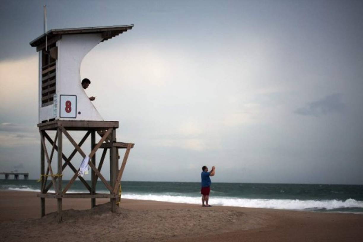 Las playas de Wrightsville en Carolina del Norte lucían desiertas este martes.