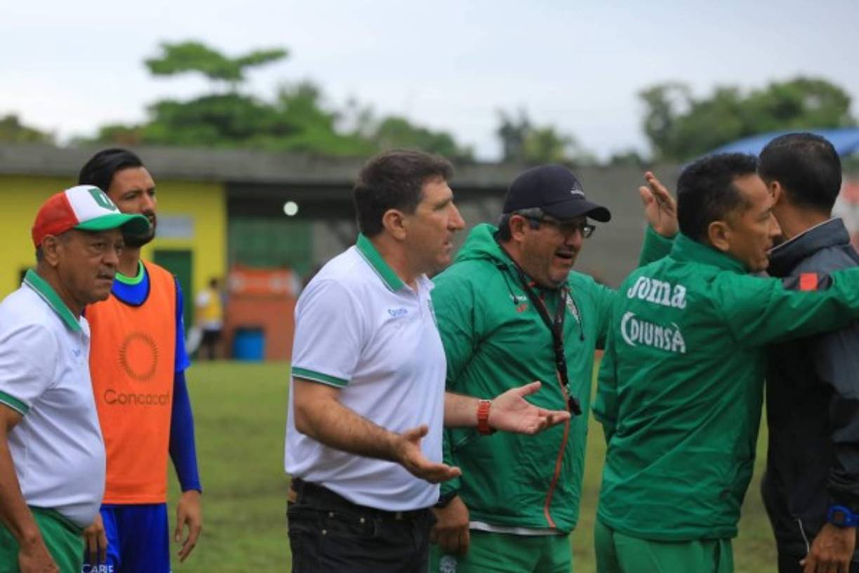 Héctor Vargas mostró su descontento con la decisión del árbitro Héctor Rodríguez.