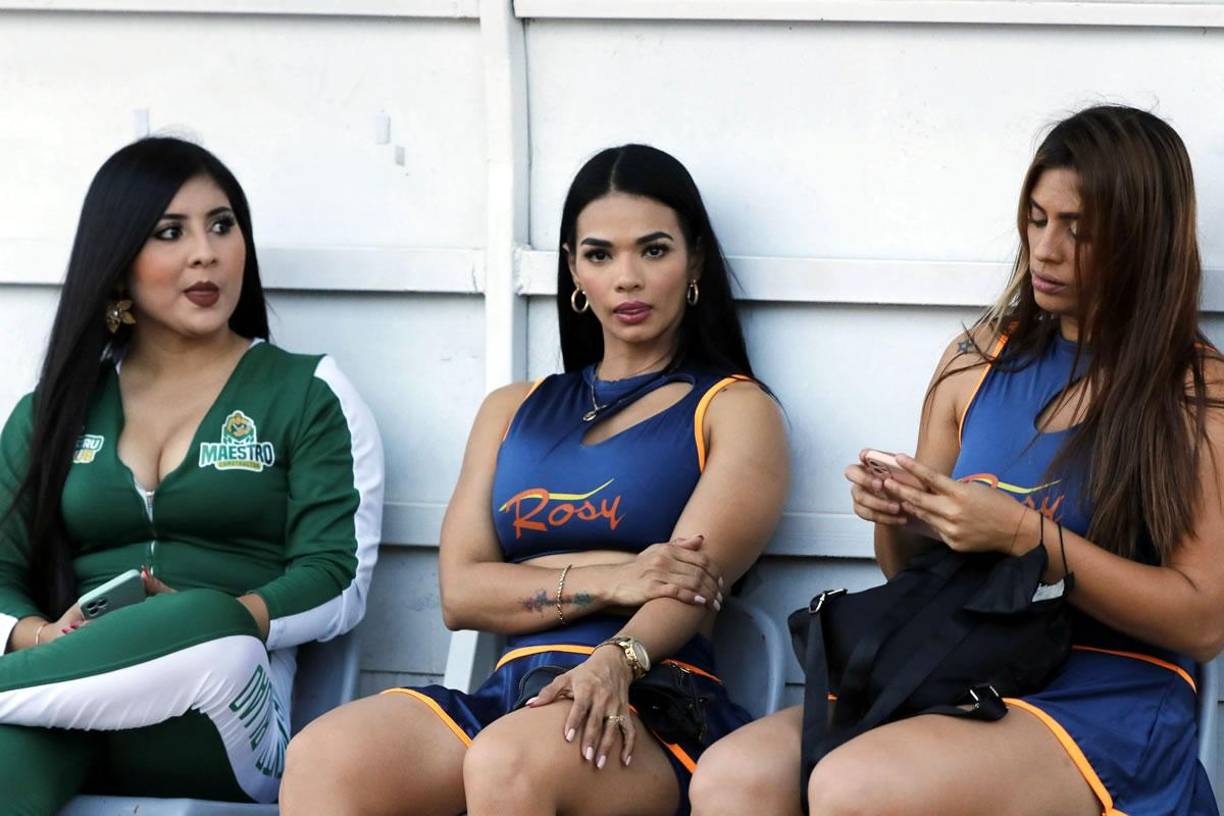 Guapas edecanes fueron sensación en el estadio Olímpico.