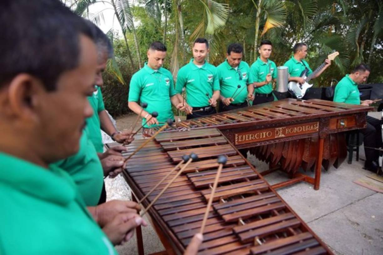 La celebración inició en la Plaza Democracia de Casa de Gobierno, en donde asistieron las autoridades del Poder Ejecutivo, alcaldía, el ministro de Educación, el cuerpo consular, entre otros.
