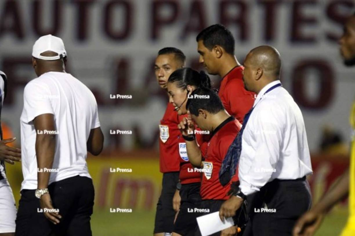 En el Humberto Micheletti, el técnico tico del Real España, Hernán Medford, se fue en busca de la árbitro Melissa Pastrana para reclamarle por su accionar en el partido contra el Honduras Progreso.