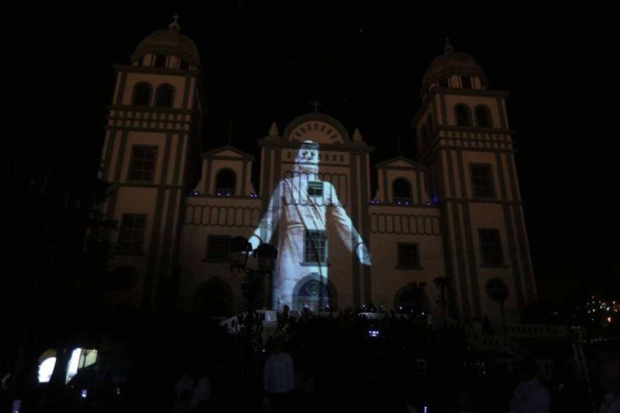 Proyecciones hechas sobre la fachada del santuario Nuestra Señora de Suyapa.