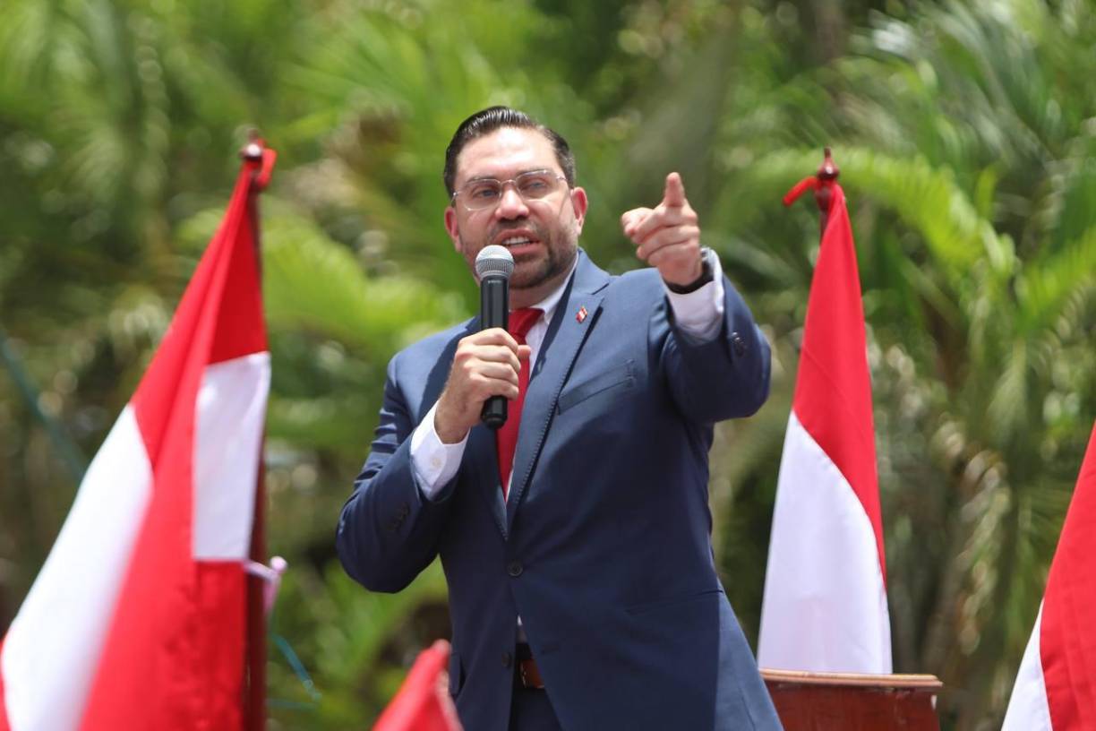 “Ellos (Libre) saben que van a perder, saben que la derrota es inminente, están preocupados”, apuntó Cálix contra el partido de gobierno. 