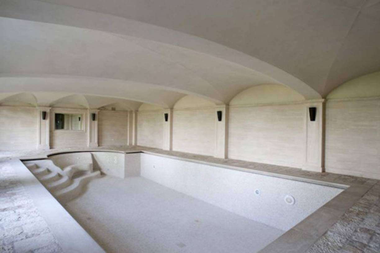 La mansión cuenta con 1.000 metros cuadrados, de los cuales 200 están destinados a ocho dormitorios repartidos en tres plantas, una piscina cubierta y otras muchas comodidades entre las que se incluyen dos entradas secretas para garantizar que su hogar sea un 'bunker' de cara a los paparazzis.