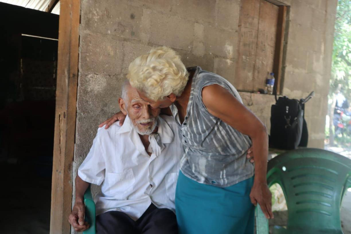 Cabe mencionar que, Don “Lionso” ha dedicado toda su vida a trabajar a la agricultura y la ganadería. Por su fama como excelente corralero, fue contratado por dos figuras políticas ya fallecidos de Honduras: Modesto Rodas Alvarado y Oswaldo López Arellano.