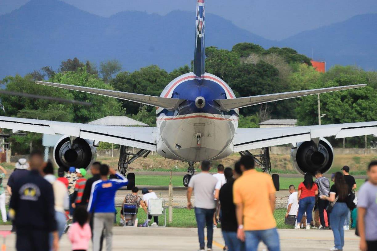 El precio de los “raitecitos” en avioneta Cessna 172 de Elite Aviators tendrán cuesta L750, mientras que el precio en el avión Boeing 737 de Aviatsa es de L800 y el paseo en globo tiene un valor de L1,300.