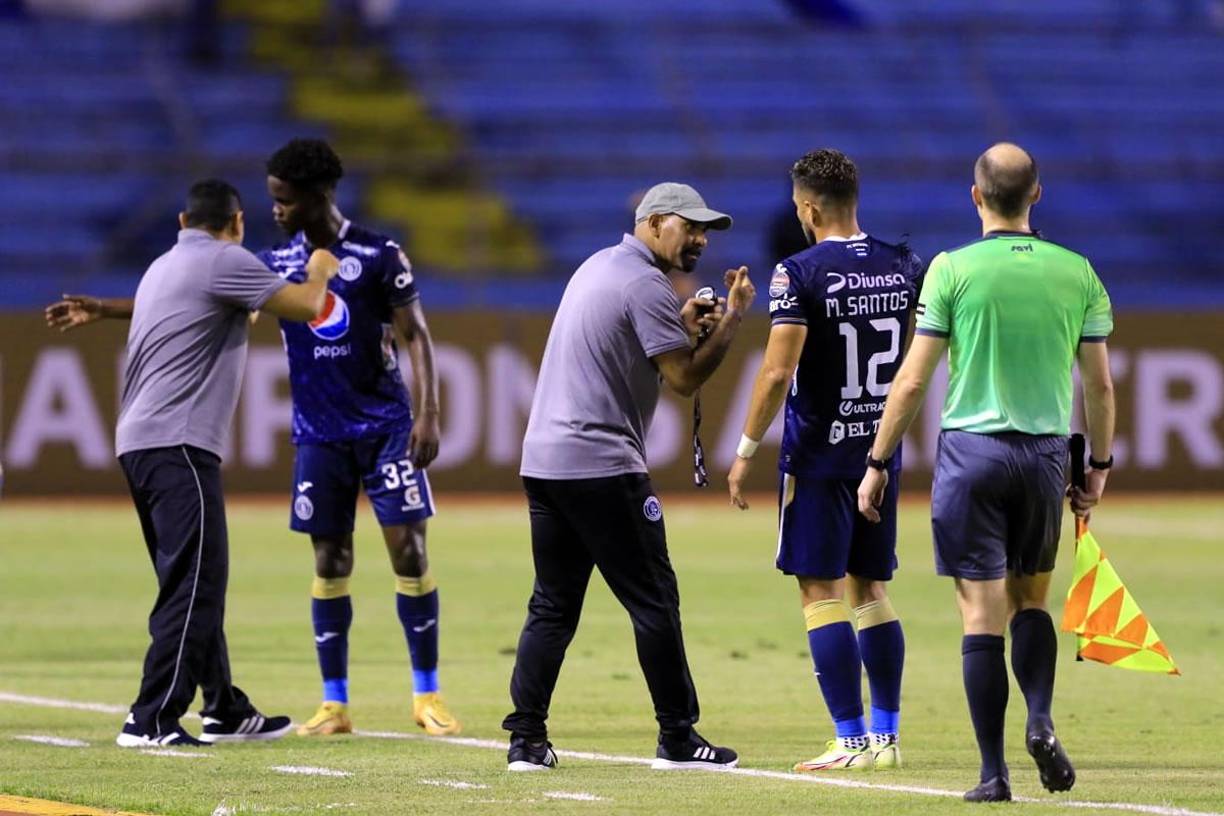 Ninrod Medina y su asistente Jorge ‘Tata’ Lozano dando indicaciones a sus jugadores.