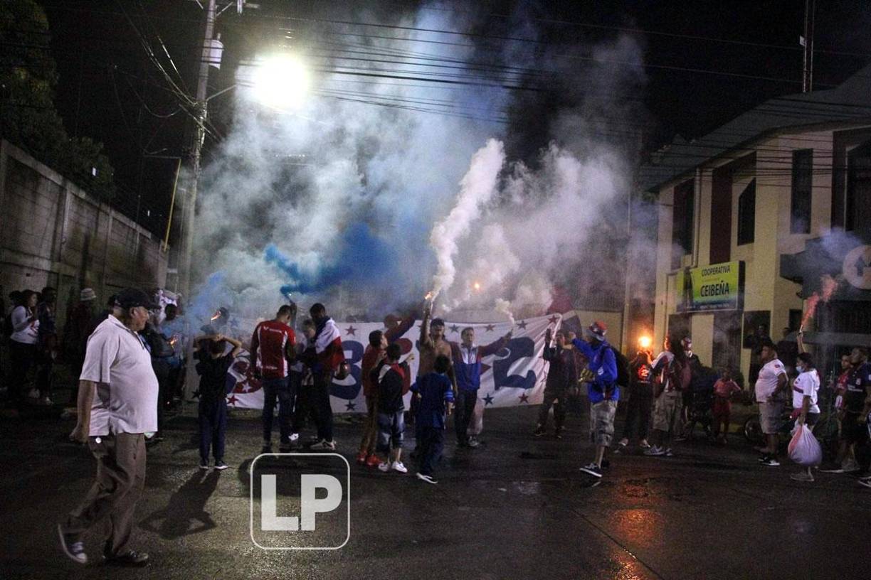 Aficionados del Olimpia le dieron la bienvenida al equipo a su llegada al estadio Municipal Ceibeño para enfrentar al Victoria.