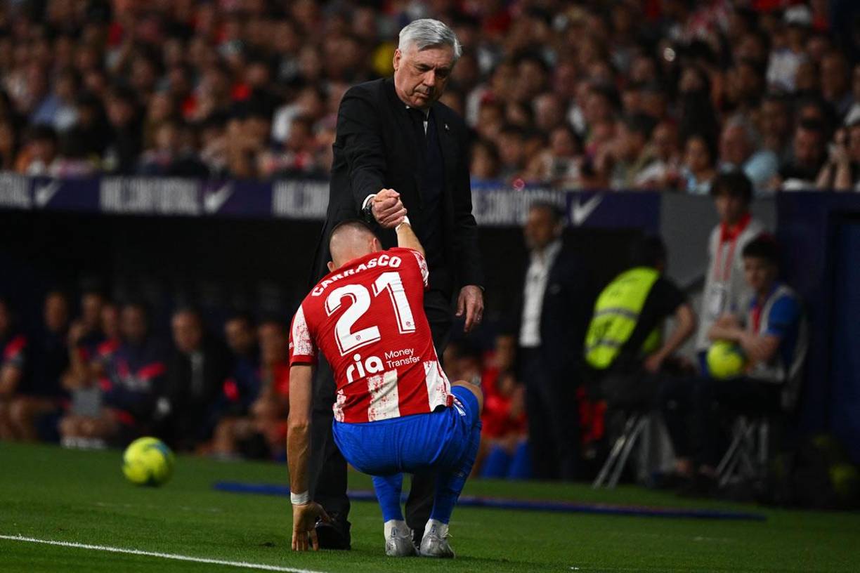 Carlo Ancelotti ayudó a Yannick Ferreira Carrasco a levantarse.