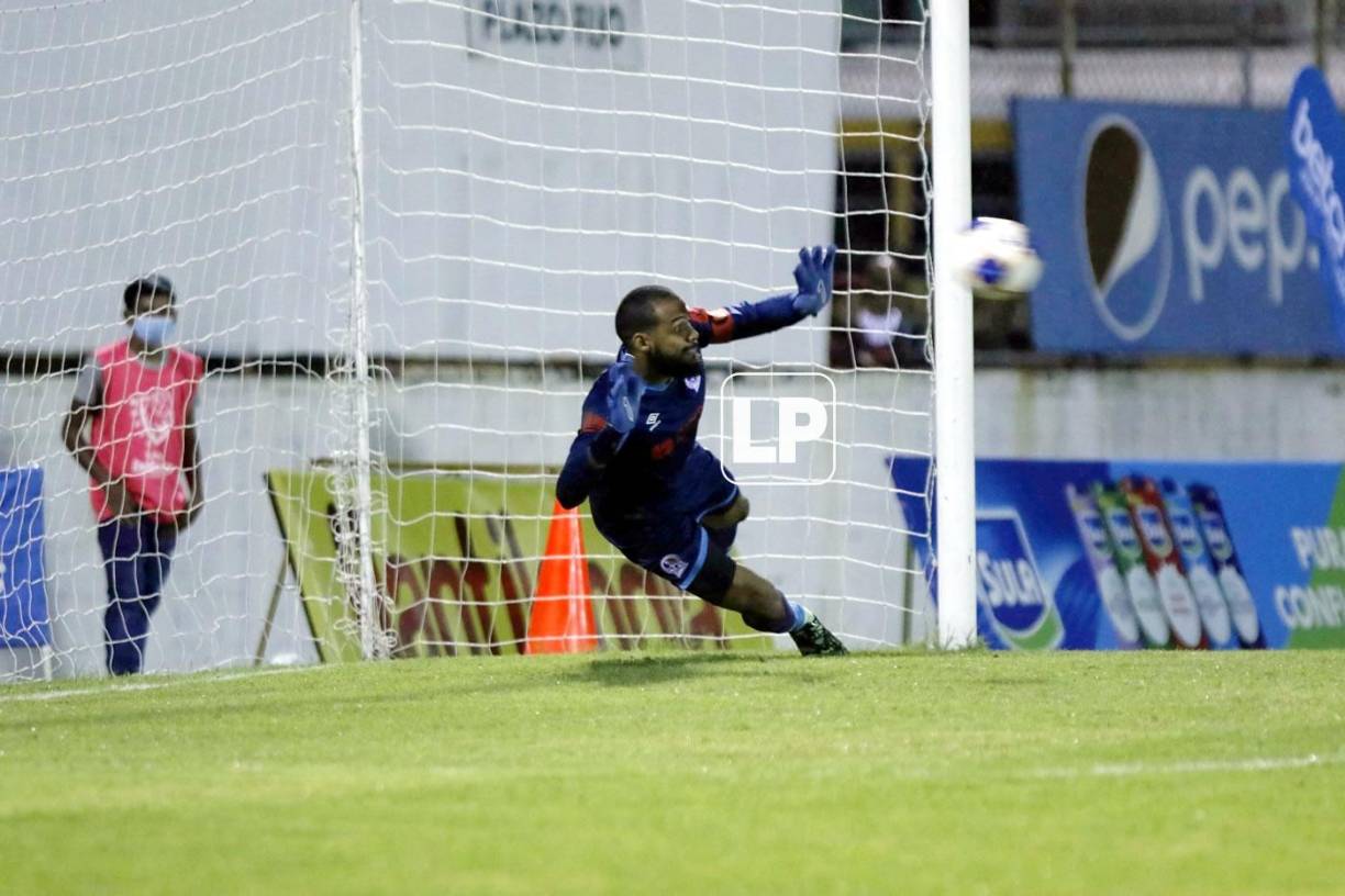 Así se lanzó Edrick Menjívar para detener el penal de Byron Rodríguez en el Excélsior.