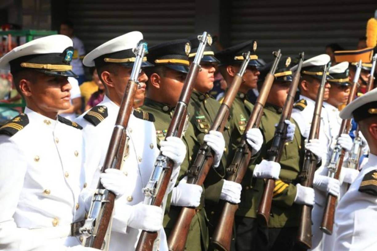 Varios jóvenes participan en la feria progreseña.