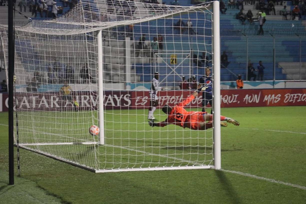 Jonathan Rougier no pudo parar el zurdazo de Michaell Chirinos para abrir el marcador 0-1 a favor del Saprissa. Lo sufría el Motagua.