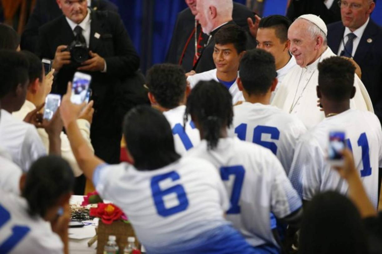 Un equipo de fútbol, que incluía a muchos hondureños, compartió de primera mano con el papa Francisco.