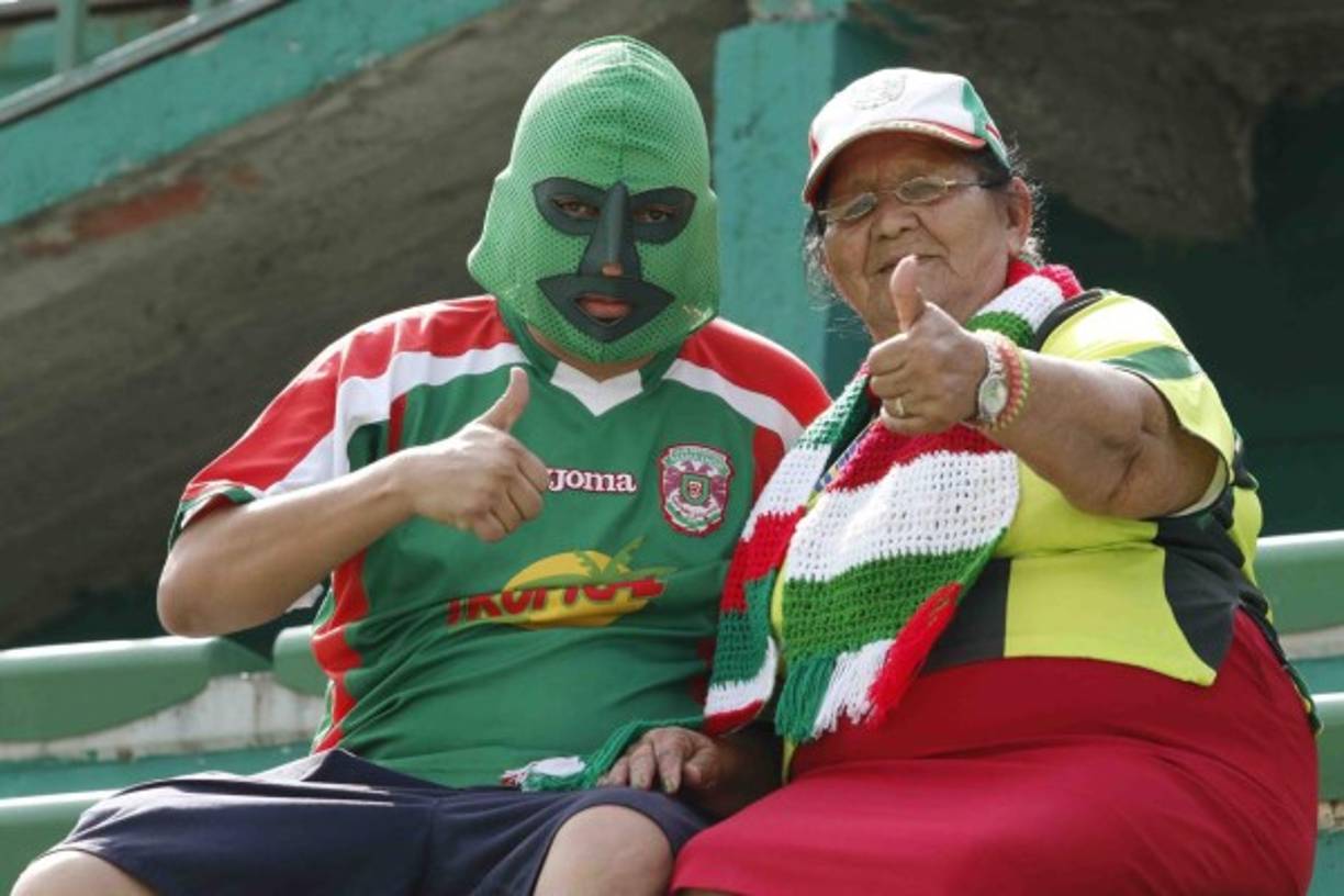 Una incondicional como lo es Doña Queta fue de las primeras que llegó a darle el apoyo a su amado Marathón.
