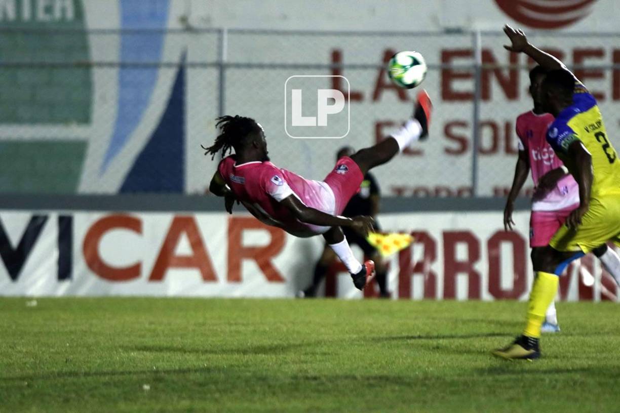 Geovany ‘Virus‘ Martínez intentó hacer un golazo con esta chilena que salió desviada del arco del Victoria.