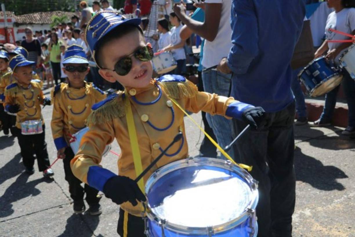 Las tradicionales bandas de guerra no faltan y los niños saben poner ritmo.