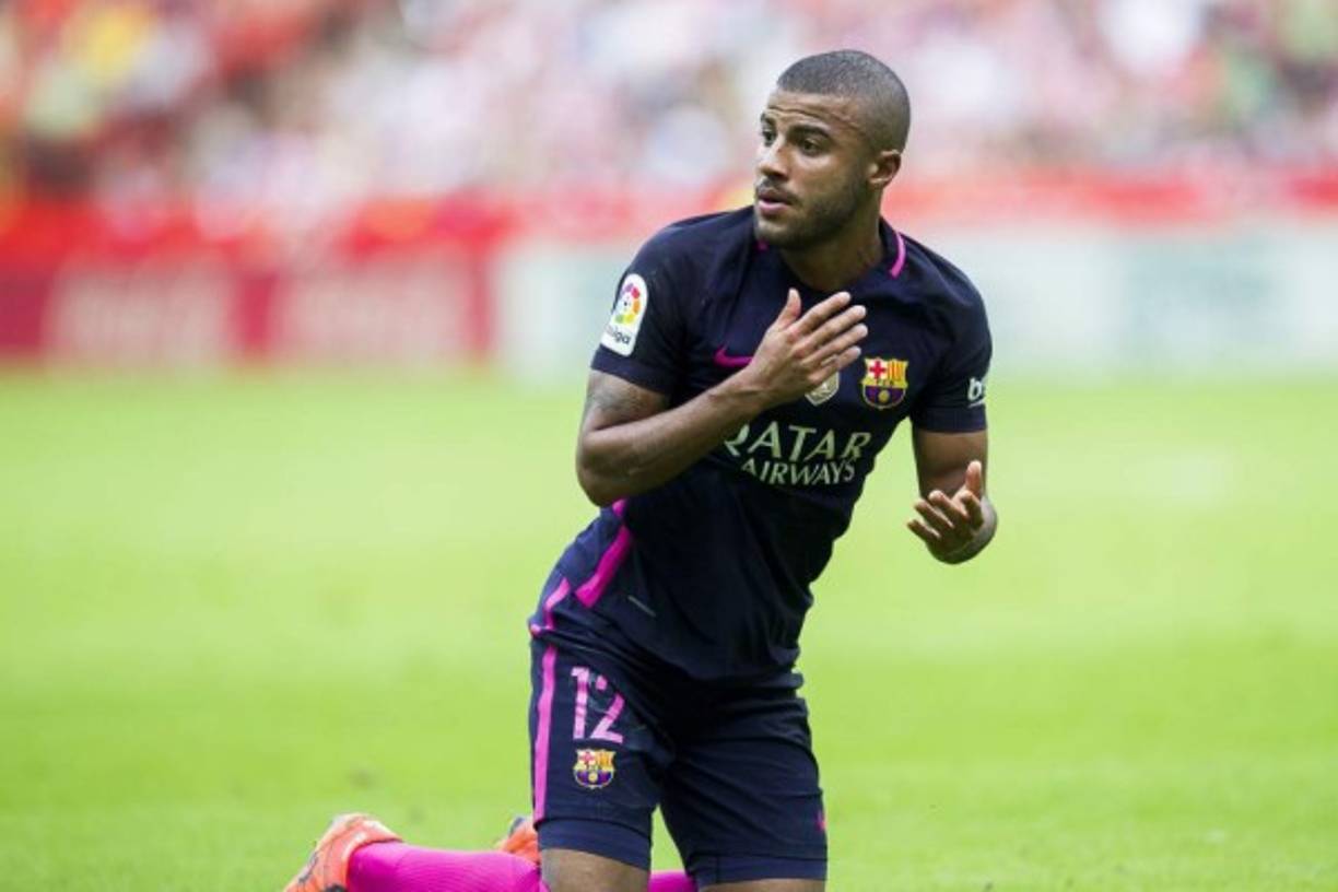 El FC Barcelona podría perder el próximo verano a uno de sus canteranos más prometedores. Un jugador que subió al primer equipo con el objetivo de convertirse en una pieza fundamental, pero que por una razón u otra no ha terminado de asentarse. Según apunta Sport, el futuro de Rafinha parece lejos del Camp Nou, ya que tendrá que seguir el camino de su hermano, buscando otro destino que le permita jugar domingo tras domingo.