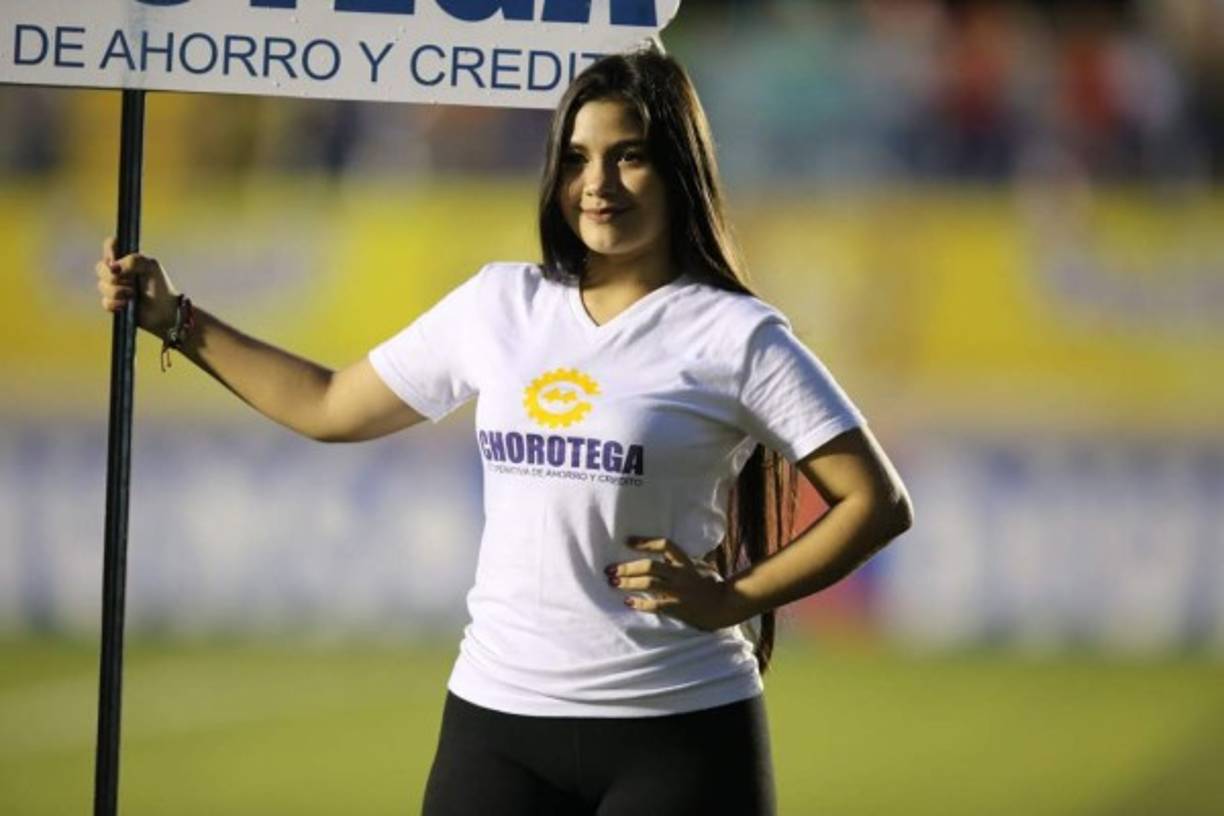 Una bella chica en el campo del estadio Emilio Williams Agasse de Choluteca previo al partido UPN-Marathón.