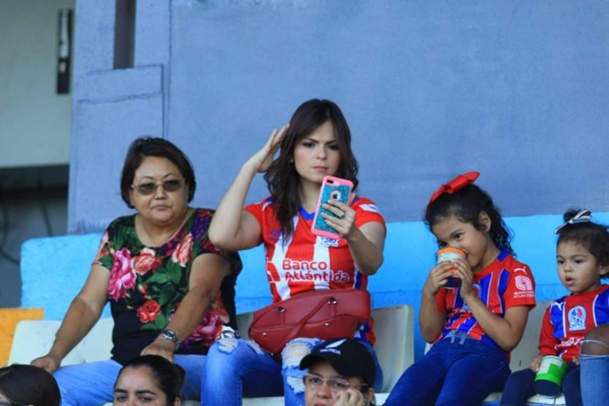 Tita Torres, esposa de Carlo Costly, apoyando a su marido y tomándose una selfie.