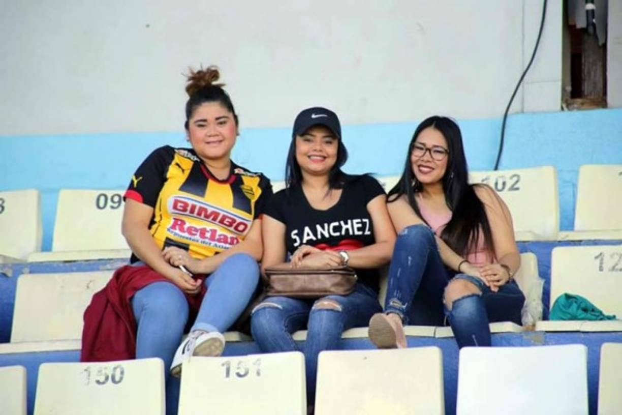 Aficionadas del Real España en las gradas del estadio Nacional.