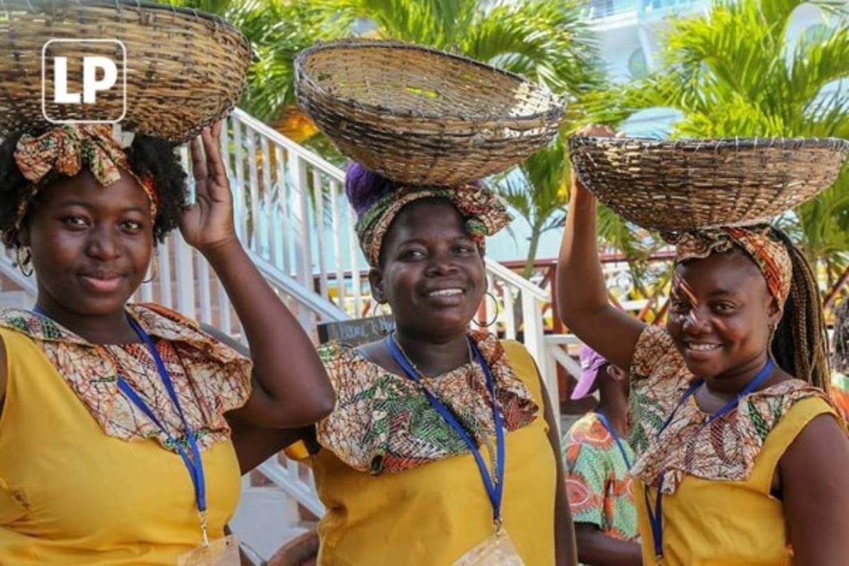 En esta imagen, las alegres y coloridas mujeres garífunas sonríen a la cámara.