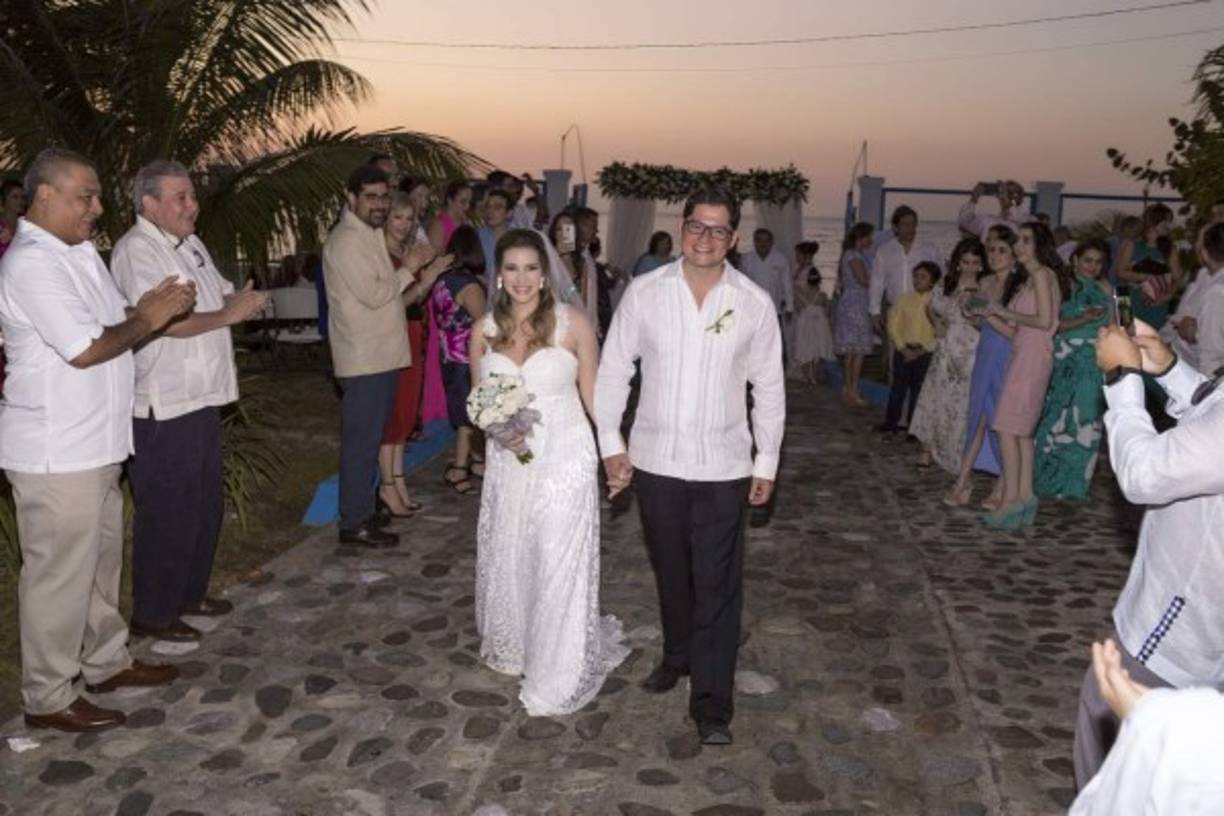 Felicidad por los novios.