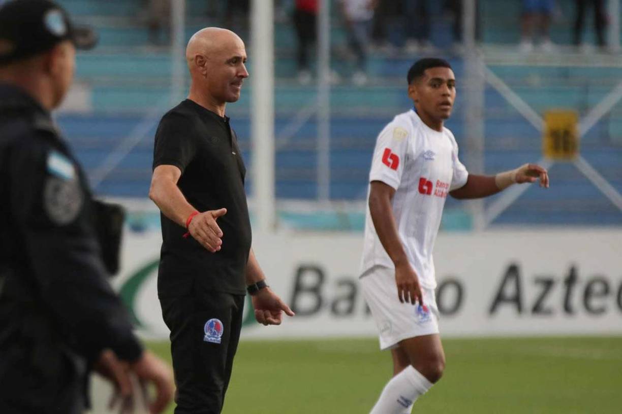 Eduardo Espinel vivió el partido contra Olancho FC a pie de campo.