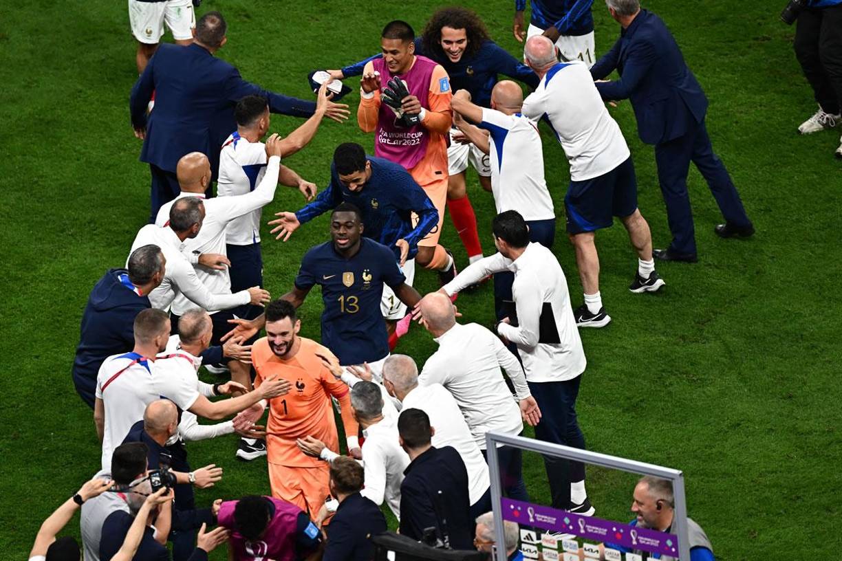 Miembros del cuerpo técnico de Francia le hicieron un pasillo de honor a los jugadores franceses por la clasificación a la final del Mundial de Qatar 2022.