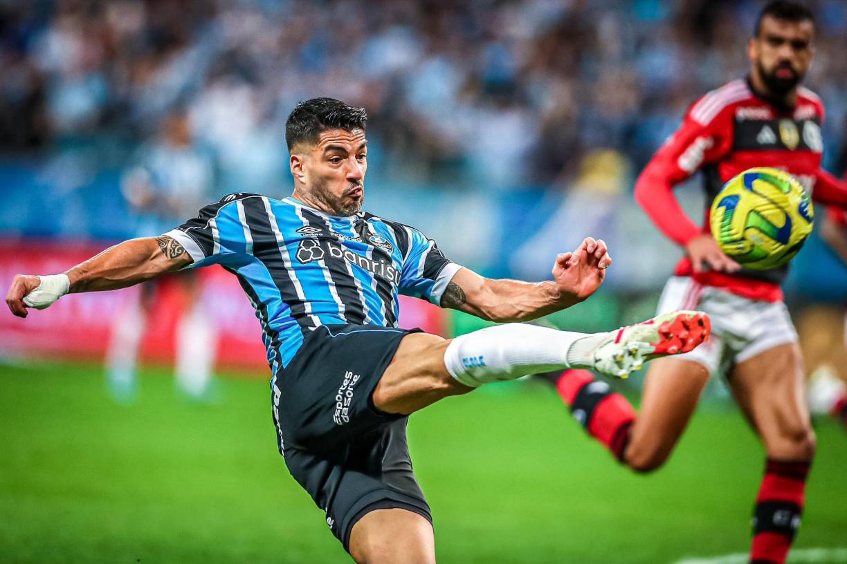 “Mi intención, porque me sentía con la fuerza física, era poder estar dos años con el club. Pero uno tiene que ser sincero consigo mismo, con su cuerpo y con el club”, dijo <b>Suárez</b> en una conferencia de prensa. 