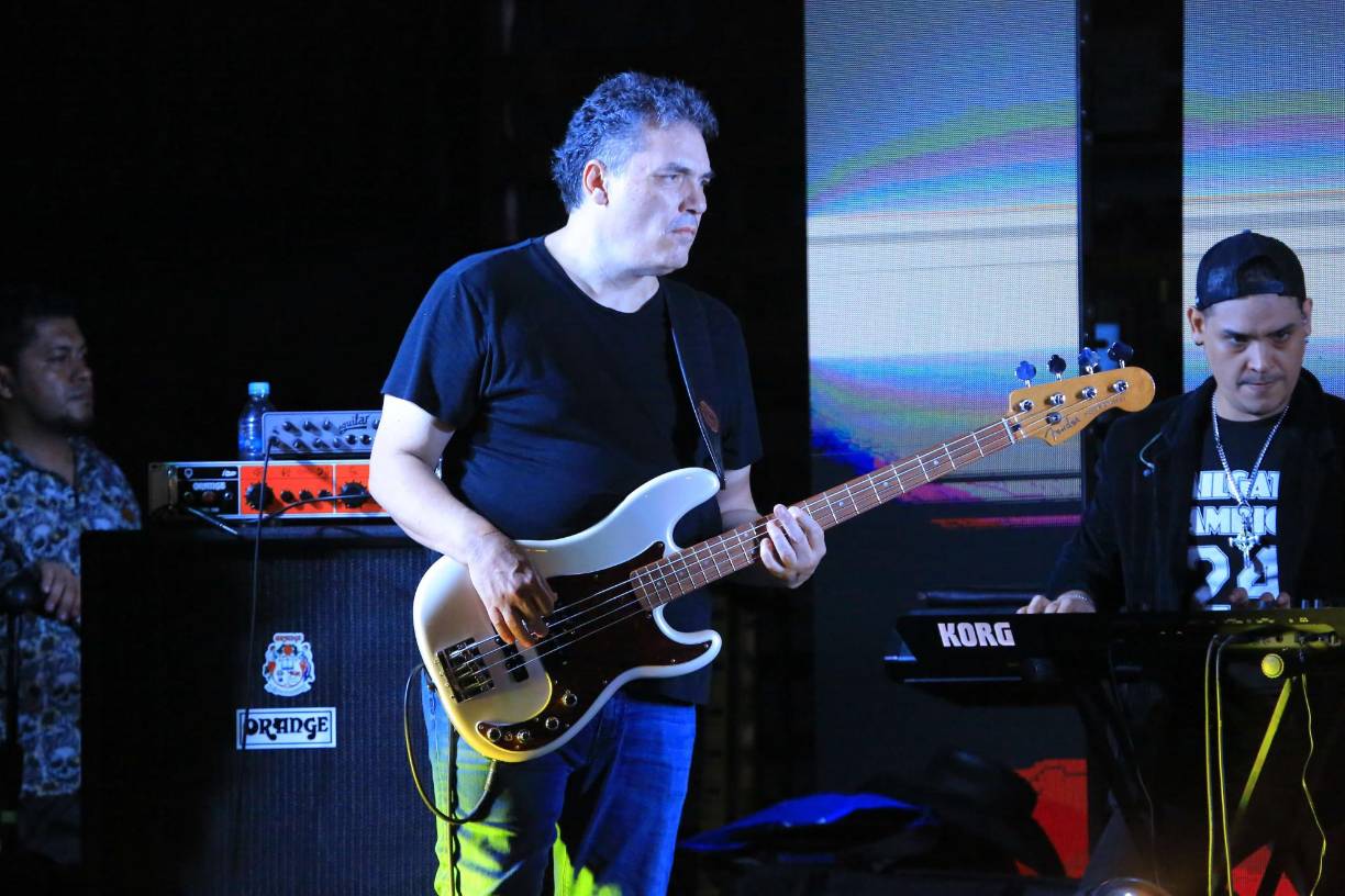 Federico Fong es un bajista, compositor y productor que ha participado en bandas de rock mexicano tales como Sangre Asteka, Caifanes, La Barranca y Jaguares.