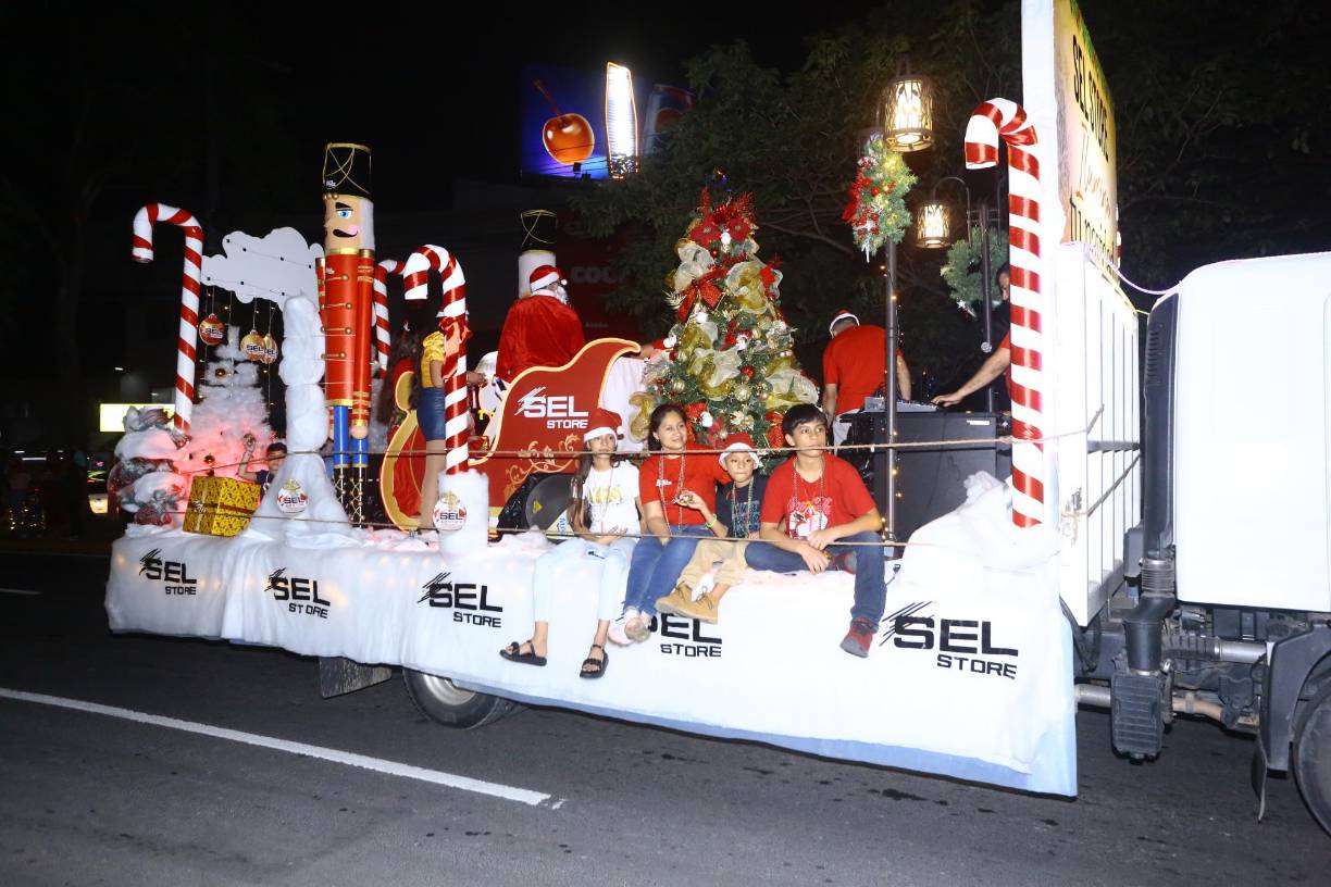 La Empresa Suministros Eléctricos SEL también destacó con una carroza muy elaborada.