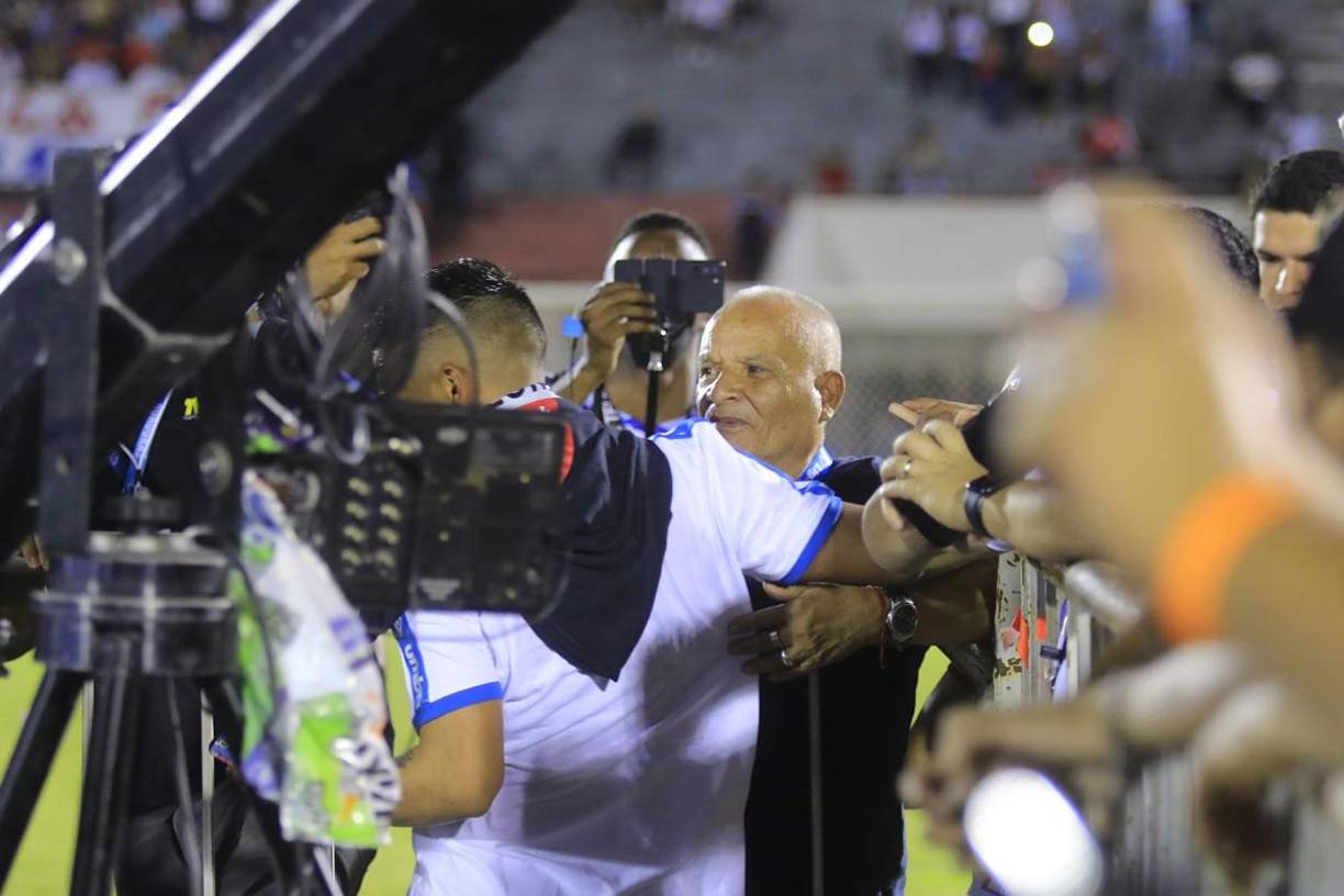 Michaell Chirinos rompió a llorar junto con su padre tras ganar el título.
