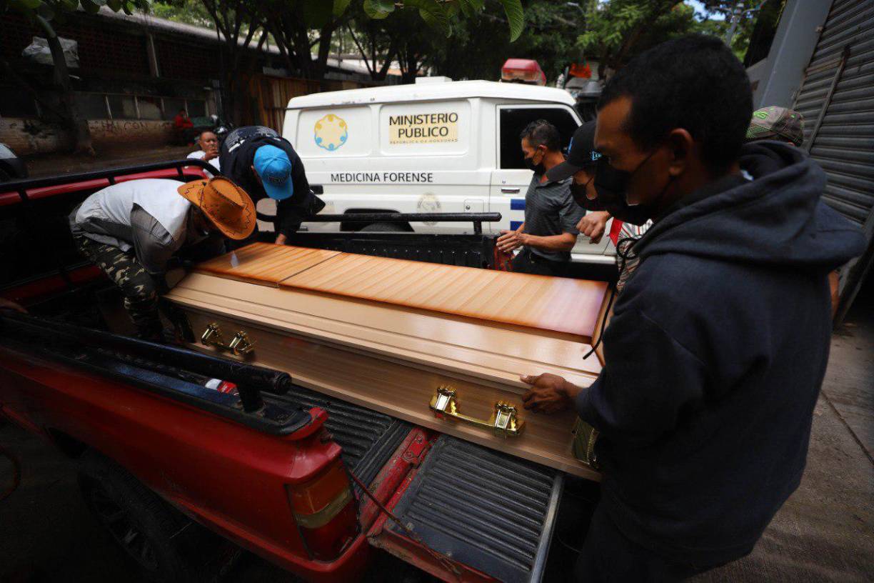 El anciano sabía cuál era el motivo de los uniformados en su casa. Al cabo de unos tres minutos de haber ingresado a la vivienda, los policías sacaron a un hombre al que traían esposado de las manos.