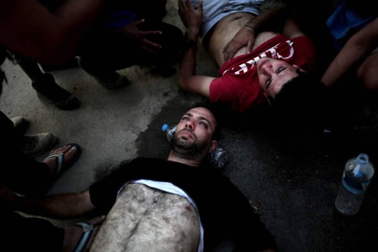 Un migrante colapsó mientras esperaba ser registrado a su llegada a Alemania.