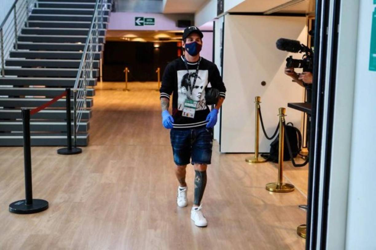 Lionel Messi volvió al Camp Nou para jugar después de 102 días y llamó la atención en las redes sociales por su sudadera. Su imagen se hizo viral.<br/><br/>El argentino llegó al recinto abrigado con un suéter de Marlon Brando, actor que interpretó al personaje de Vito Corleone en la famosa saga de El Padrino. La sudadera corresponde a la última temporada de la marca Dolce&Gabbana, firma que viste al delantero de 32 años desde hace ya tiempo, y la misma tiene un costo de 782 dólares.