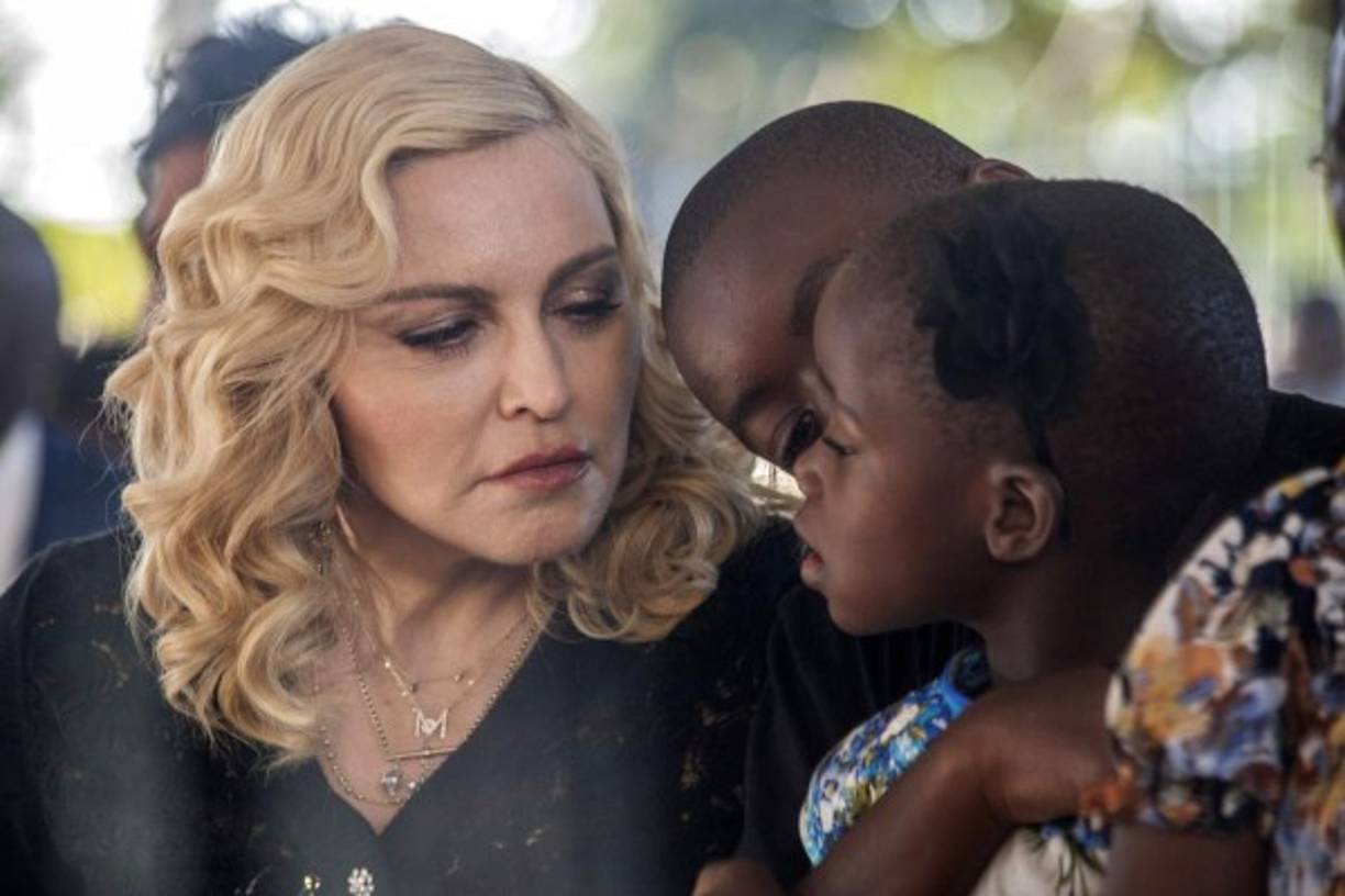 La unidad pediátrica, construida en el hospital Queen Elizabeth, fue nombrada en honor a Mercy James, su hija adoptiva de 11 años.