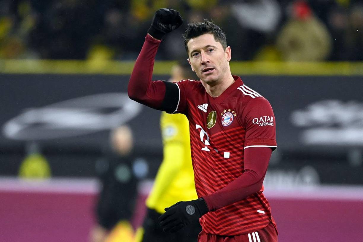 Robert Lewandowski, uno de los mejores delanteros de la actualidad, ha valorado su futuro más inmediato. Y no le ha cerrado la puerta a un posible paso por la Serie A. “¿Jugar en Italia? No puedo decir algo que aún no conozco, pero sé que en Italia tengo un gran reconocimiento. Es posible también porque, viniendo a Italia, tendría la posibilidad de enfrentarme a grandes jugadores y grandes equipos”, declaró el goleador del Bayern Múnich en la gala del Golden Boy en Turín, organizada por Tuttosport