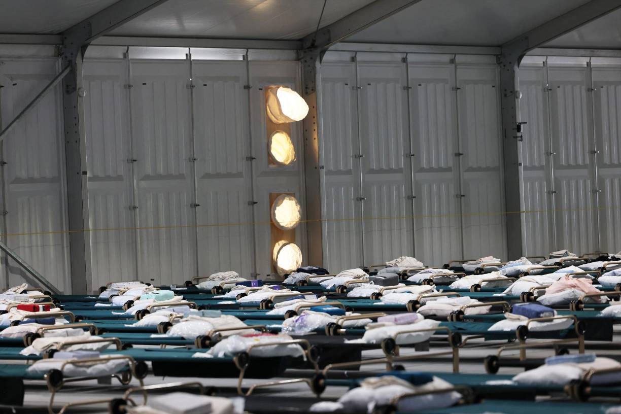 El albergue cuenta con camas para 500 personas, un comedor, lavandería, área de recreación y teléfonos para que los refugiados puedan comunicarse con sus familiares en el extranjero.