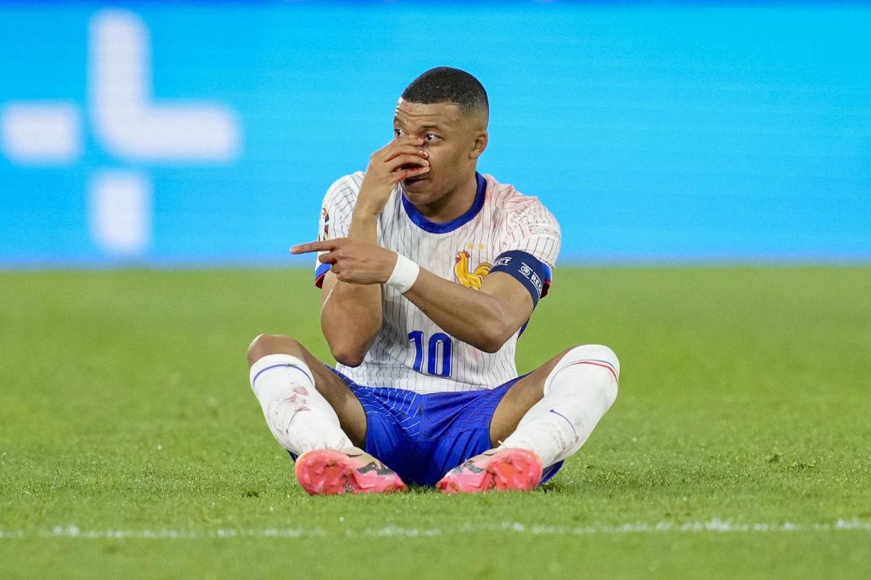 Kylian Mbappé (Real Madrid). Seguramente es solo cuestión de tiempo que el mejor futbolista de su generación gane el Balón de Oro. Ha terminado entre los diez primeros en todos los años desde 2017, con un tercer puesto en 2023, el mejor de su carrera, y es claramente uno de los favoritos de los votantes gracias a sus actuaciones en los grandes partidos (marcó un triplete en la final del Mundial y lleva más de 200 goles con el PSG). Seguramente tenga un papel fundamental con Francia, uno de los favoritos de la Euro. Sin embargo, volvió a quedar en deuda en la Champions League en su despedida con el PSG, y por eso se ha quedado fuera de nuestro podio.