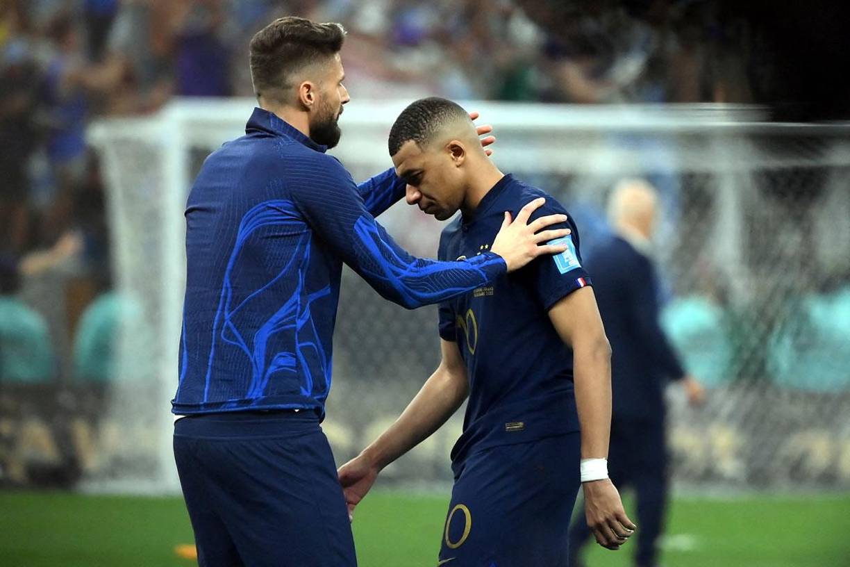 Olivier Giroud consolando a Kylian Mbappé tras la derrota de Francia en la final del Mundial de Qatar 2022.