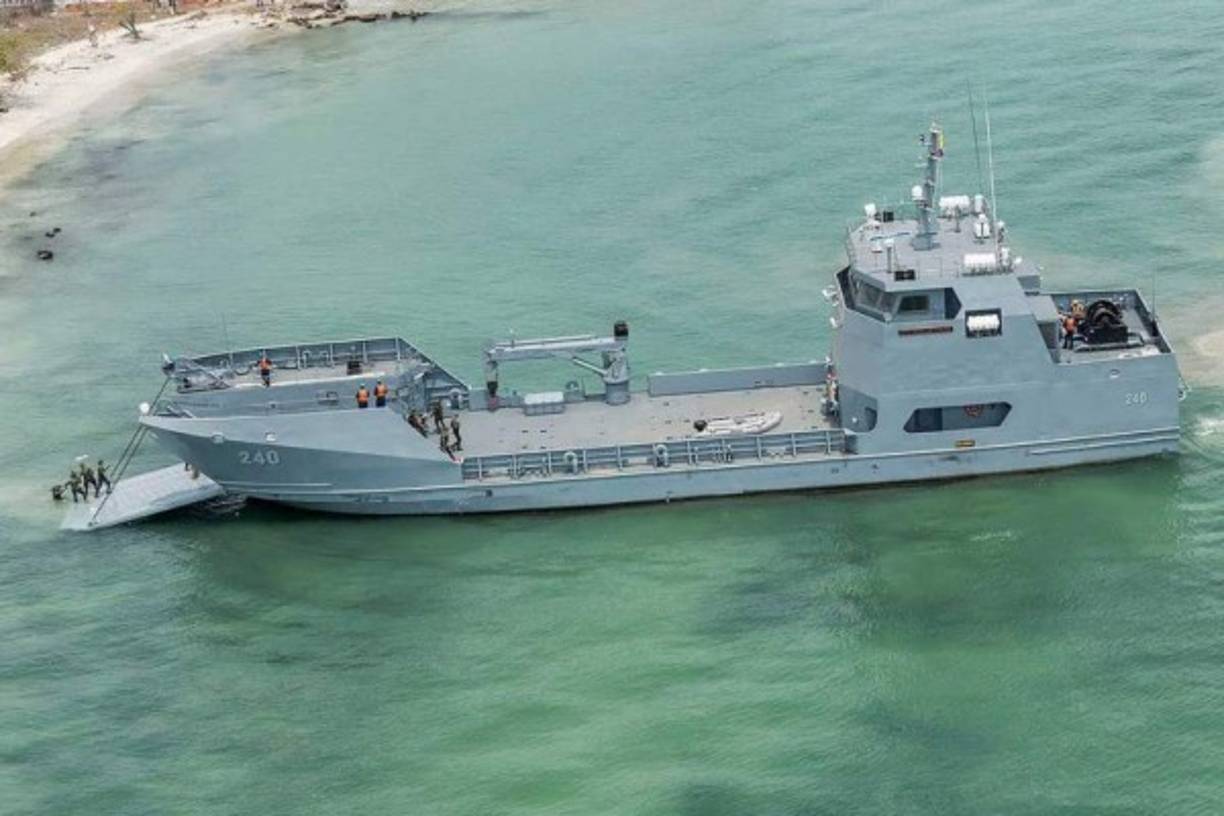 Honduras reforzará su flota naval en el Caribe y Pacífico con la adquisición de dos nuevas embarcaciones para defender su soberanía, combatir el narcotráfico en sus espacios marítimos y prestar servicios logísticos a la población civil en momentos de emergencias y desastres naturales.