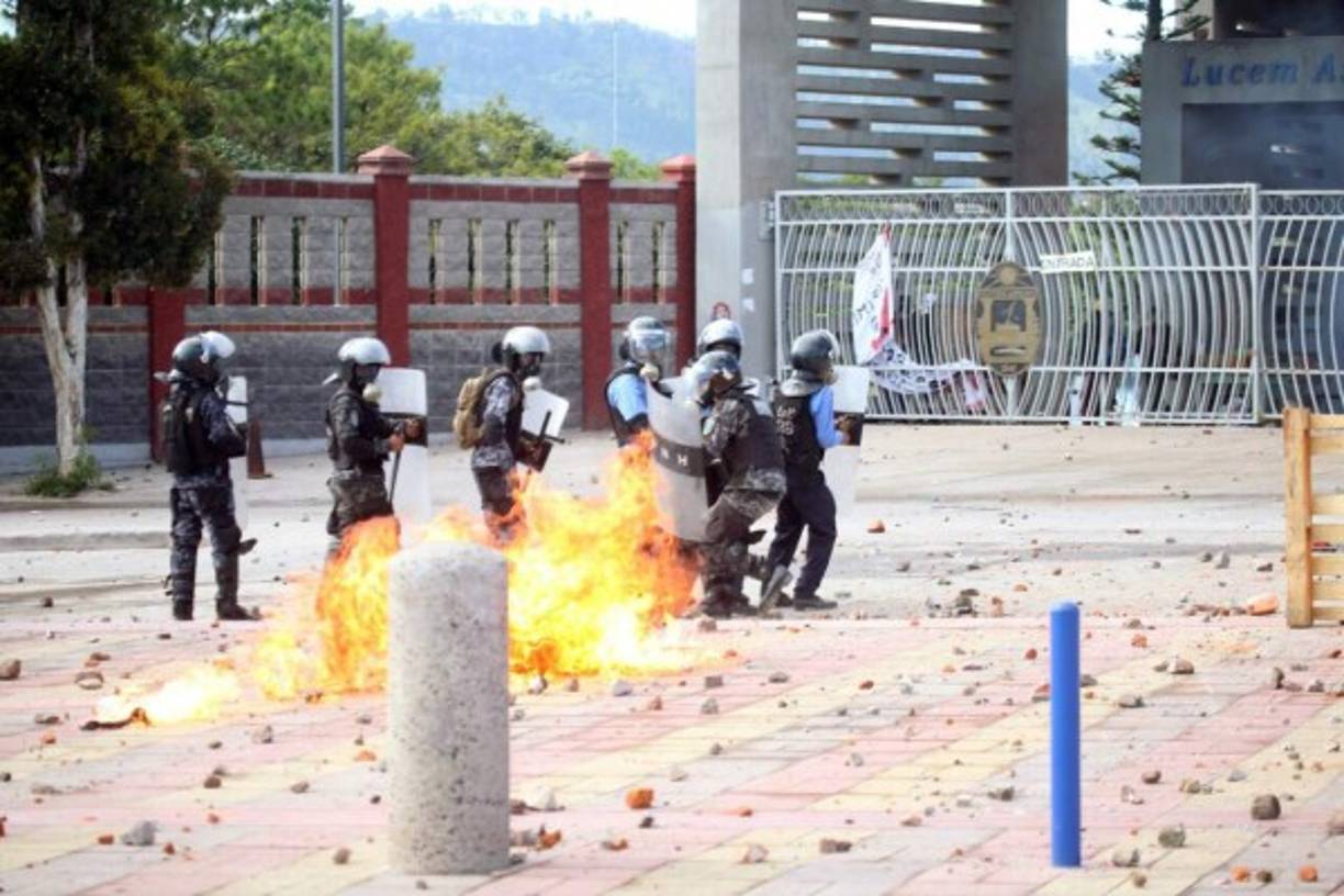En las últimas semanas, los choques entre policía y estudiantes se han intensificado en las últimas semanas.