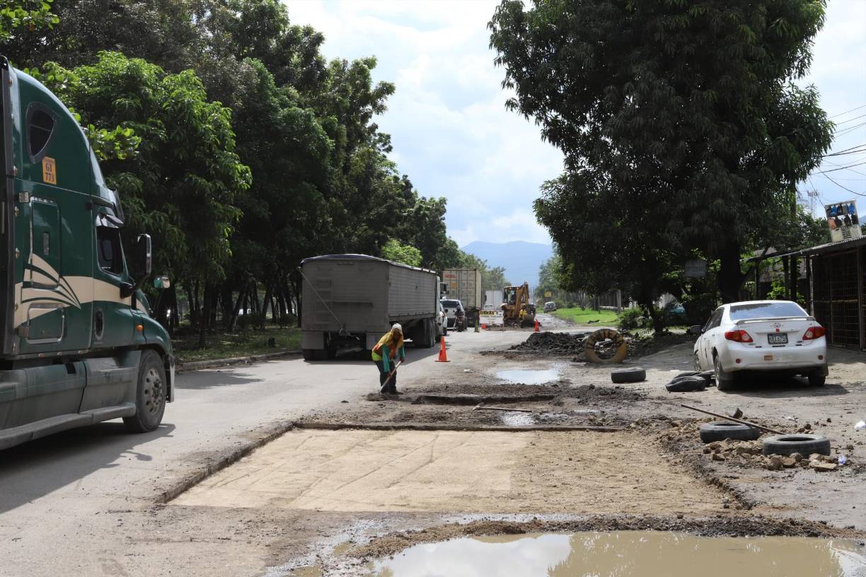 En horas pico, el tráfico en este tramo se paraliza por el mal estado de los dos carriles de esta trocha, pues no se puede circular a alta velocidad y en varios tramos los carros se reincorporan en un solo carril, generando un embotellamiento.