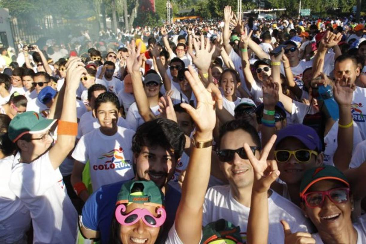 A eso de las 9:30 los asistentes al Colorun volvieron a la Torre de Banco del País, algunos aficionados daban su segunda vuelta con el afán de recibir más el polvo mágico.