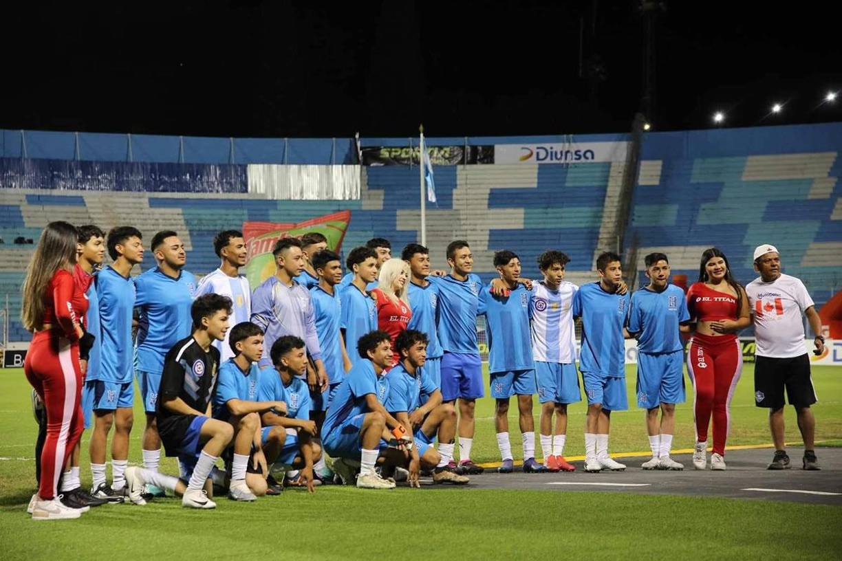 Los jóvenes que participaron de la despedida de ‘Rambo‘ de León.