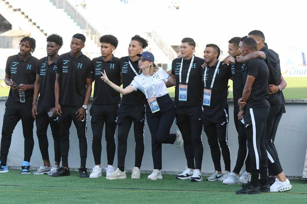 La influencer hondureña Jennifer Aplícano asistió al partido y se tomó fotos con los jugadores de la Selección de Honduras.