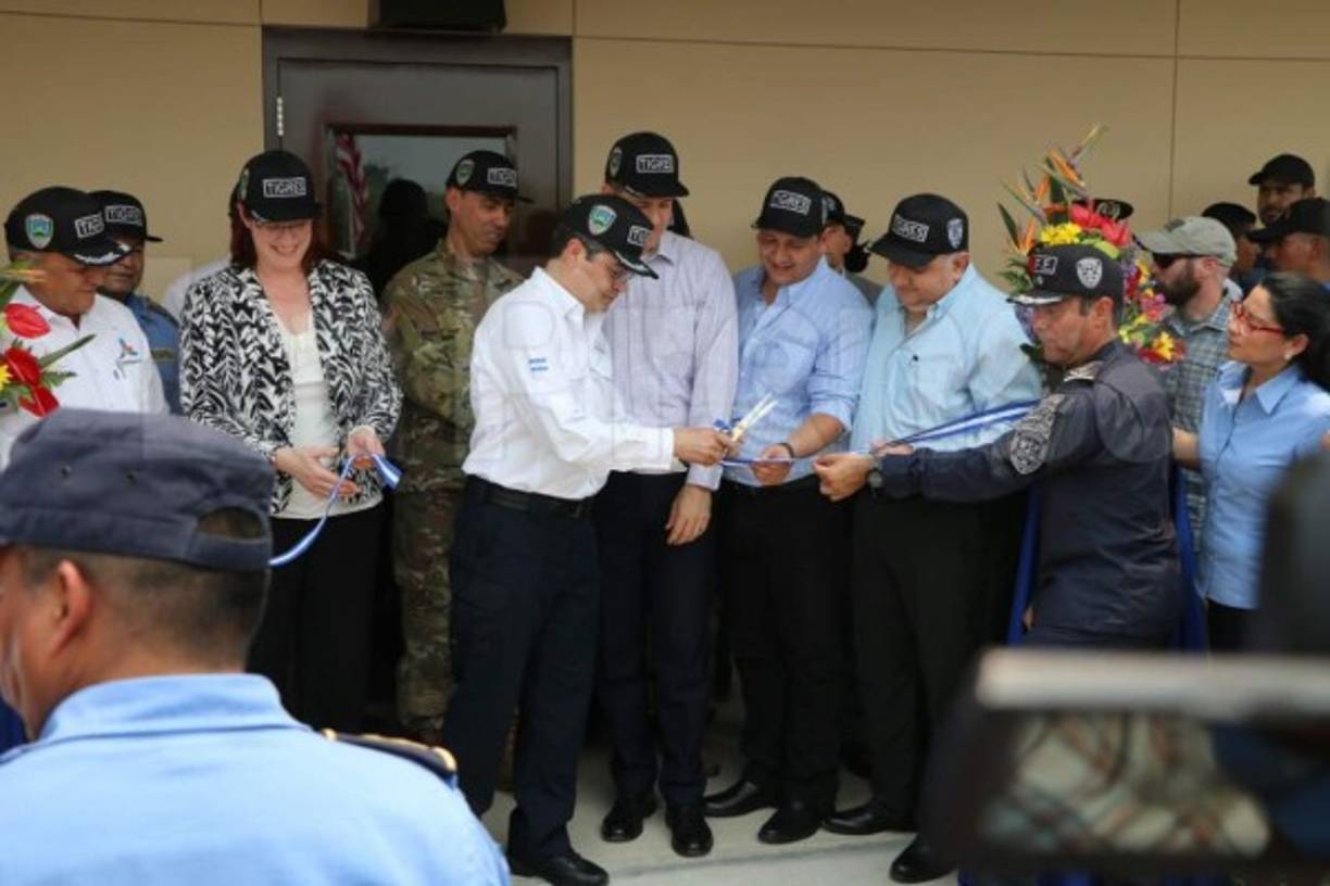 El presidente de la República, Juan Orlando Hernández Alvarado, inauguró este martes la Base de Despliegue Operacional de la fuerza élite de la Policía Nacional, Tigres, en el municipio de El Progreso, Yoro, desde donde se desplegarán todas las operaciones contra el crimen organizado en el sector norte y atlántico del país.<br/>